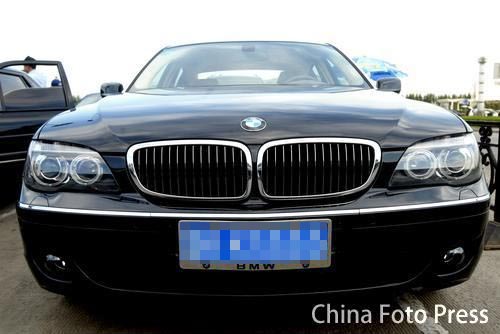 ����ƽʱ������һ������ɫ����740Li�����ƺ��ǡ�k5555��.
