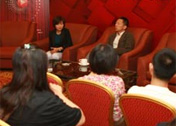 张朝阳先生与邓晔女士在媒体间接受记者采访
