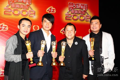 图：09TVB颁奖后台 最佳节目主持人们秀奖杯