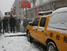 天津抢险人员冒雪修复地下水管