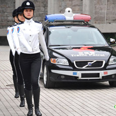 重庆女交巡警驾沃尔沃上路