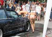 国外街头美女洗车