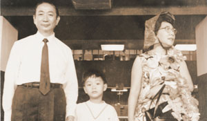 50年前，严凯泰一家合影，中国台湾自主汽车事业扬帆起航。