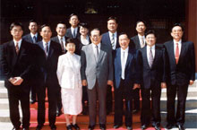 1995年，江泽民同志接见吴舜文等人。