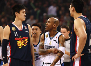 北京金隅男篮坐镇五棵松篮球馆对阵卫冕冠军广东东莞银行男篮.