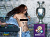 两裸女欲抢走欧洲杯奖杯