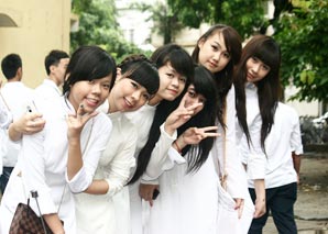 越南高中毕业季:白色奥黛美少女