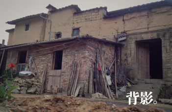 10岁时母亲离家出走,只留下背影……