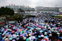 2008年1月30日中午，广州下起雨来，在火车站广场上等待的人群都纷纷打起了伞。广场前布满了各种各样颜色的雨伞。