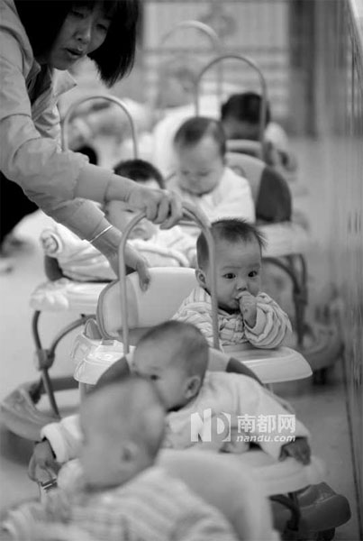 昨日下午，阿姨们推着被救婴童晒太阳。 南都记者 陈伟斌 摄