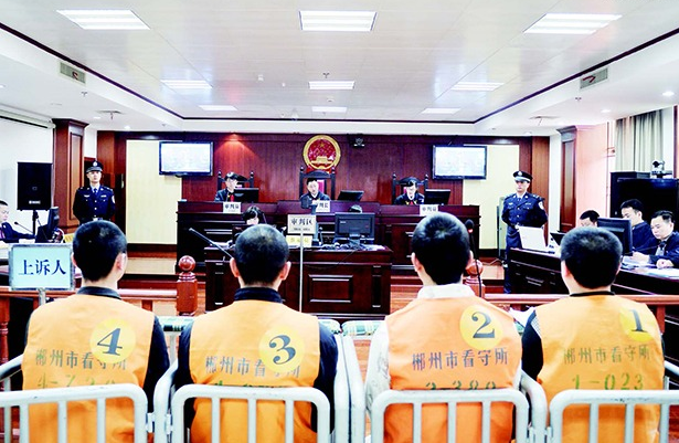 2014年4月23日，临武城管致瓜农死亡案二审，在最后陈述中，城管队员对死者家属表示歉疚。但瓜农家属表示，“难以原谅他们”。 （辜鹏博/图）