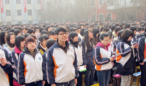 衡水中学,高考前的誓师大会正在进行