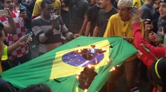 巴西惨败球迷骚乱焚烧国旗