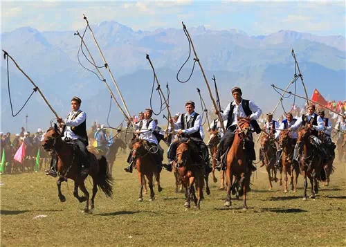在新疆特克斯县举行的哈萨克族传统活动――阿肯阿依特斯大会上，哈萨克族小伙子们正在表演套马杆（刘成刚 摄）