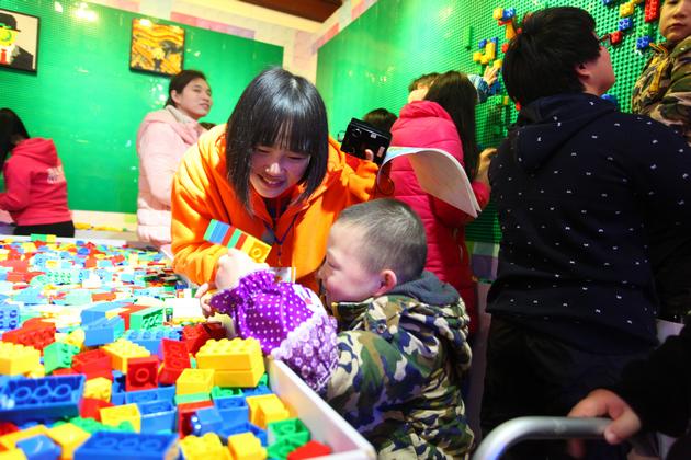 志愿者陪伴福利院儿童到积木村感受快乐之旅