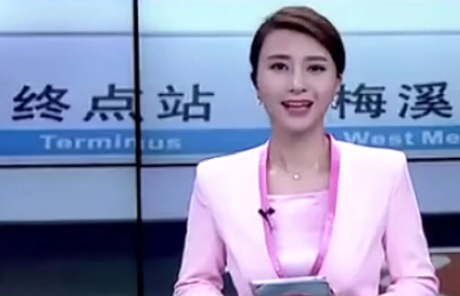 实拍记者直播被地铁带走