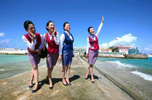 空姐们朝大海喊话，表达兴奋心情。新华社记者 查春明 摄