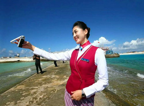 空姐在永暑礁上进行自拍。新华社记者 查春明 摄