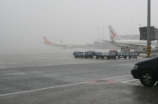 成都机场遭最强极端天气 超9000名旅客滞留