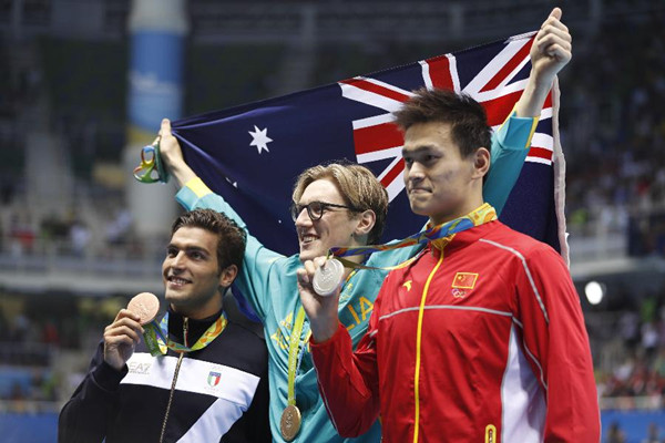 8月6日，澳大利亚选手霍顿（中）、中国选手孙杨（右）和意大利选手德蒂在颁奖仪式上。当日，在里约奥运会游泳男子400米自由泳决赛中，澳大利亚选手霍顿以3分41秒55的成绩获得金牌。孙杨和德蒂分获二、三名。新华社记者费茂华摄