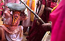 印度“棒打男人”庆妇女节