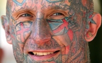 英格兰球迷“纹身哥”造型骇人