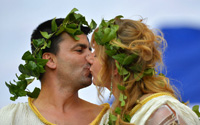 情侣球迷激吻见证希腊神话