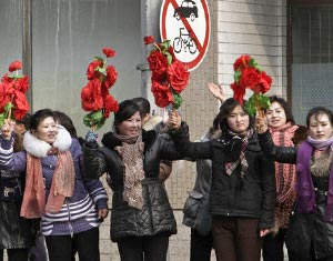 朝鲜民众夹道欢迎核试验功臣