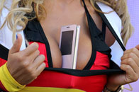 哪个乳神又在胸夹手机？