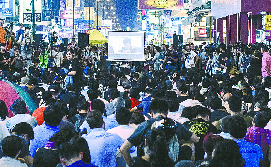 整个对话约两小时,上百名记者在现场报道,香港电视台,电台现场直播.
