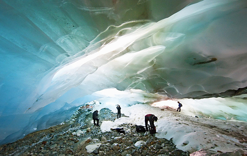 火山溶洞里的千年寒冰洞